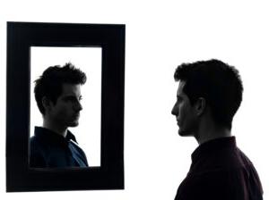一个人在照镜子