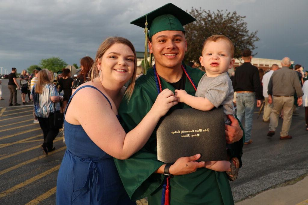 阿图罗特 and his family on graduation day.